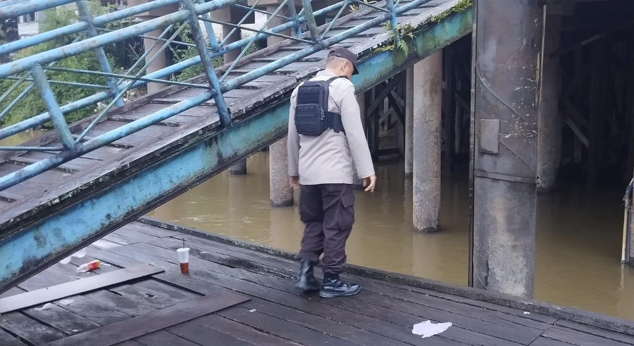 Piket Polsek Bulik Cek debit air di Kelurahan Nanga Bulik