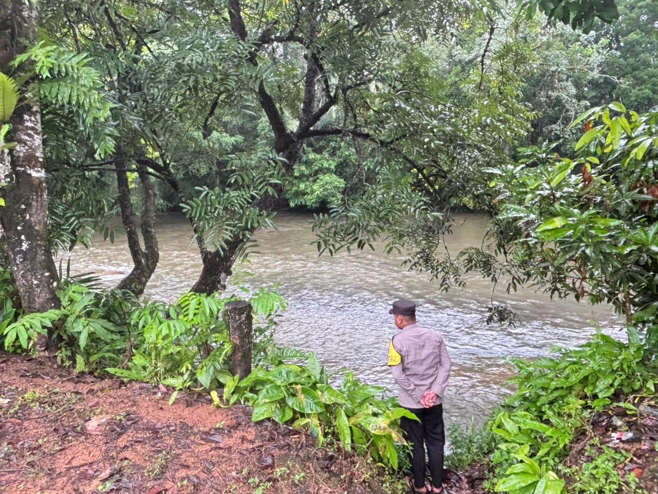Piket Polsek Delang cek debit air DAS Delang