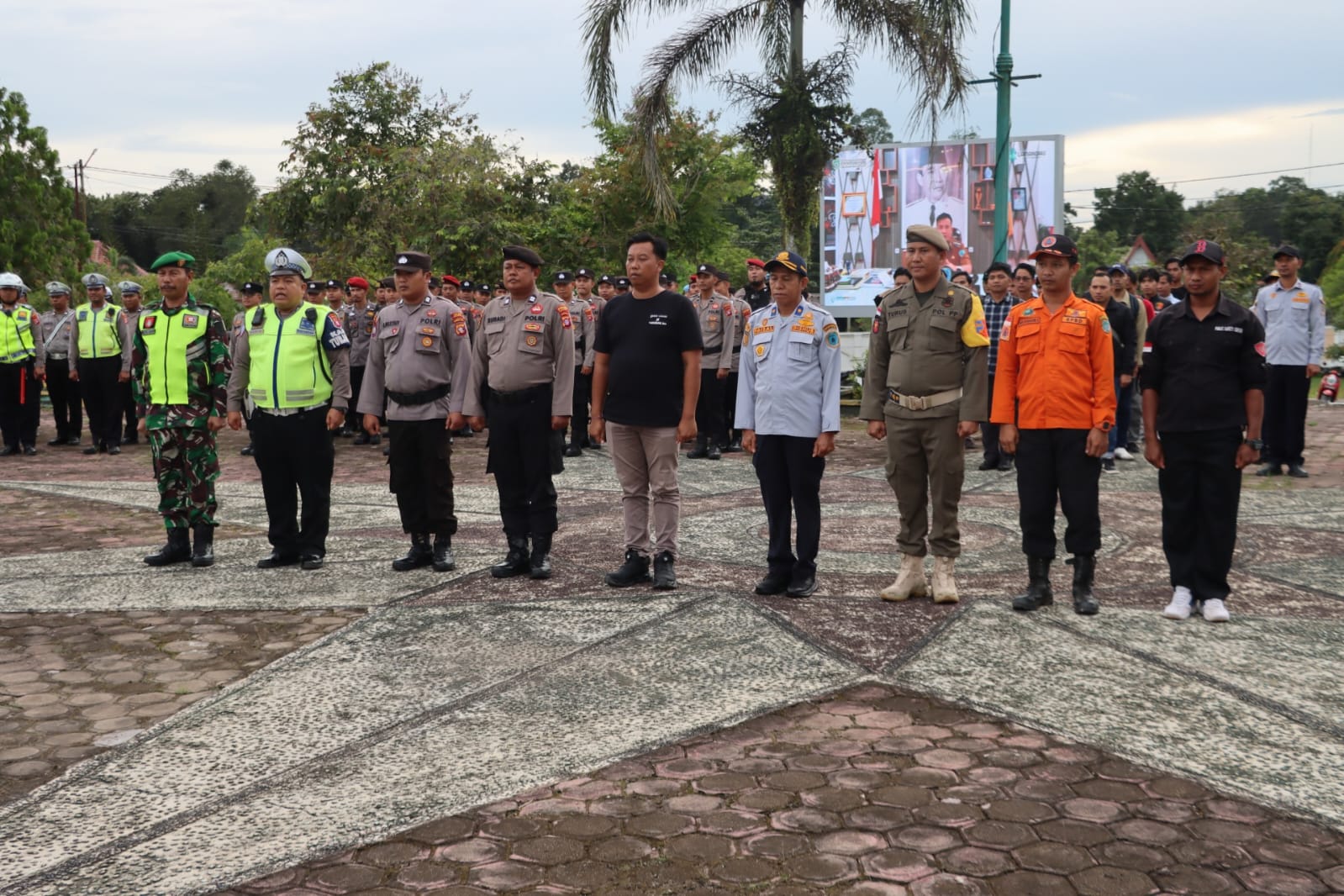 Kapolres Lamandau Pimpin Apel Gabungan Pengamanan Malam Tahun Baru di Bundaran Rusa