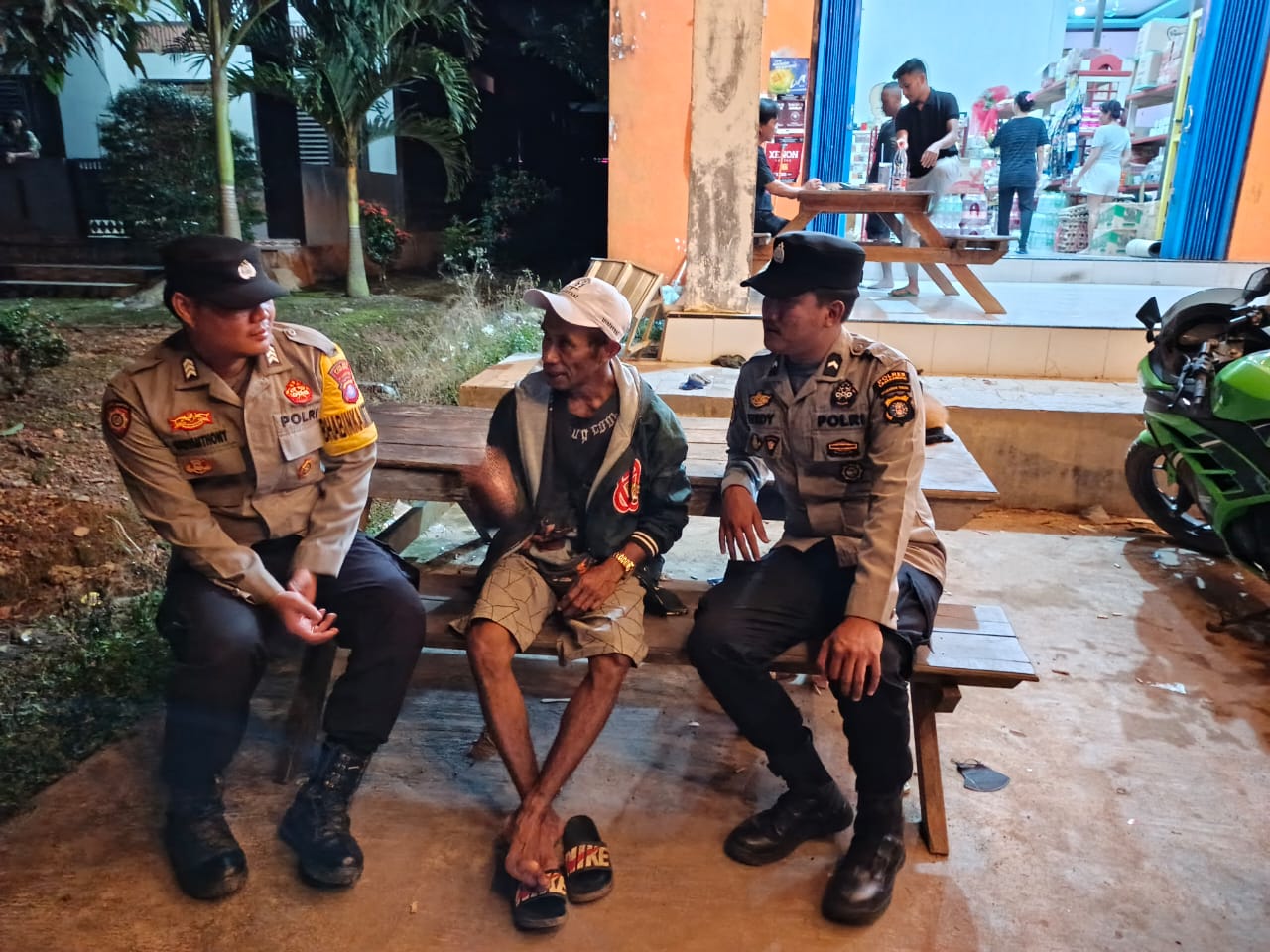 Personil Polsek Sambang kepada Masyarakat