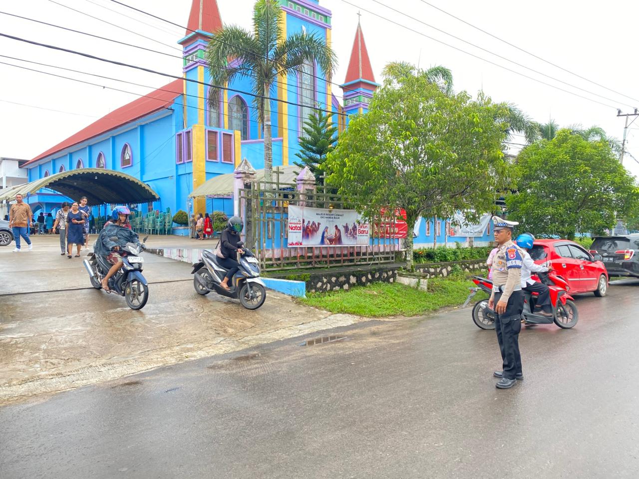 Sat Lantas Polres Lamandau Laksanakan Pengaturan Lalu Lintas di Sejumlah Gereja Saat Perayaan Natal dan Menyambut Tahun Baru