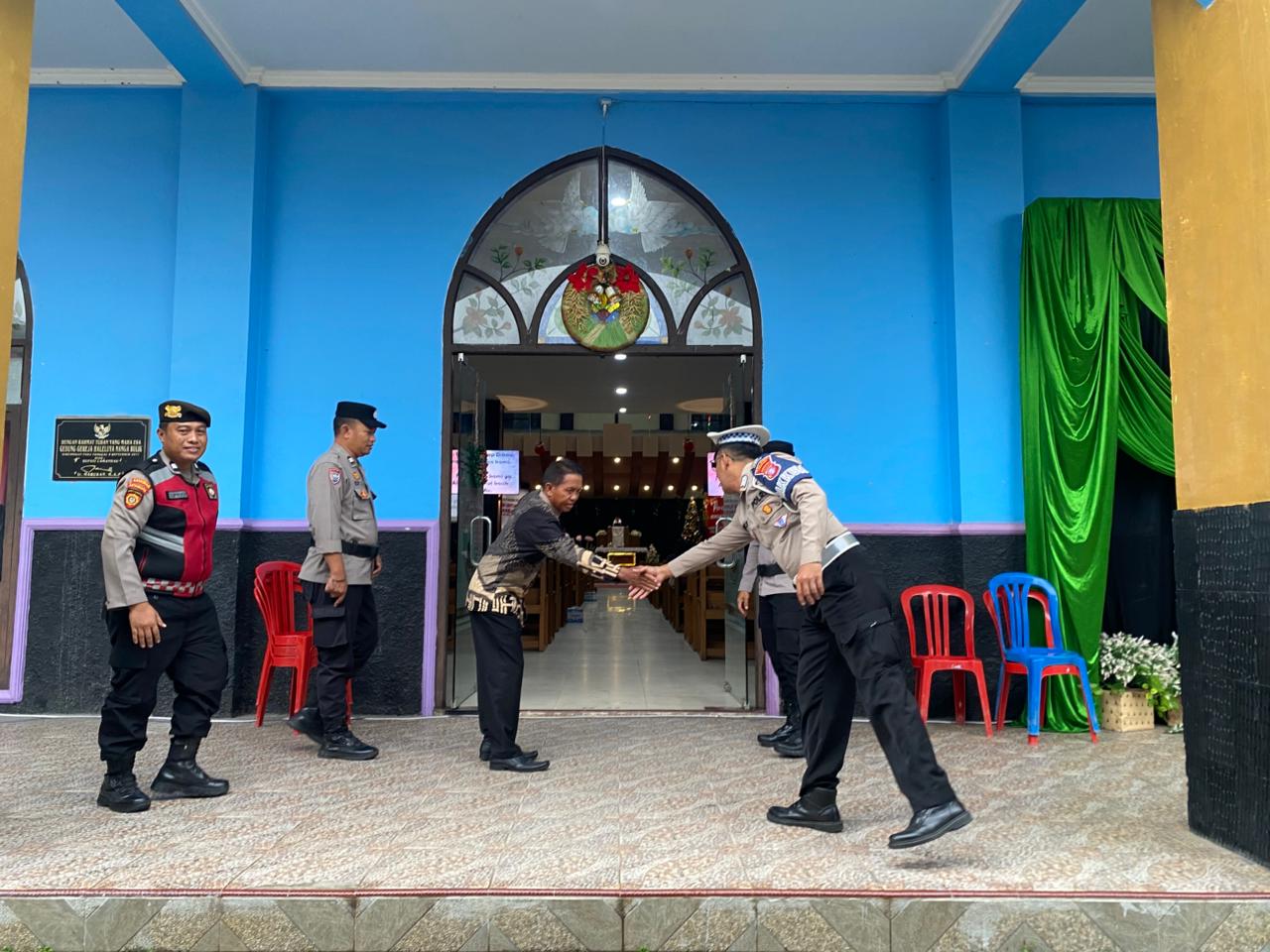 Personel Polres Lamandau Laksanakan Pengamanan di Sejumlah Gereja Wilayah Hukum Polres Lamandau