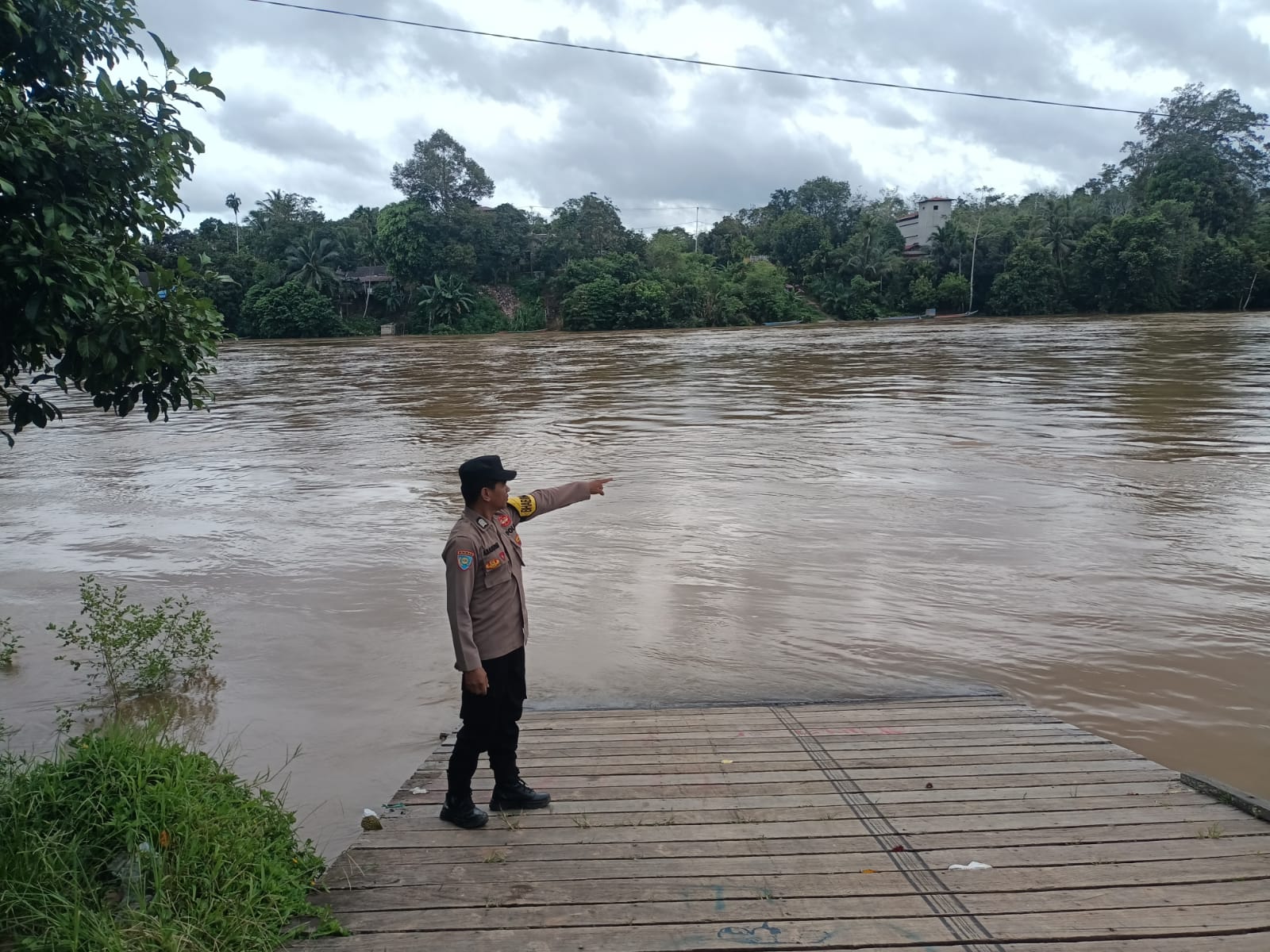 *Kegiatan Monitoring Debit Air sebagai Upaya Polsek Marikit Antisipasi.*