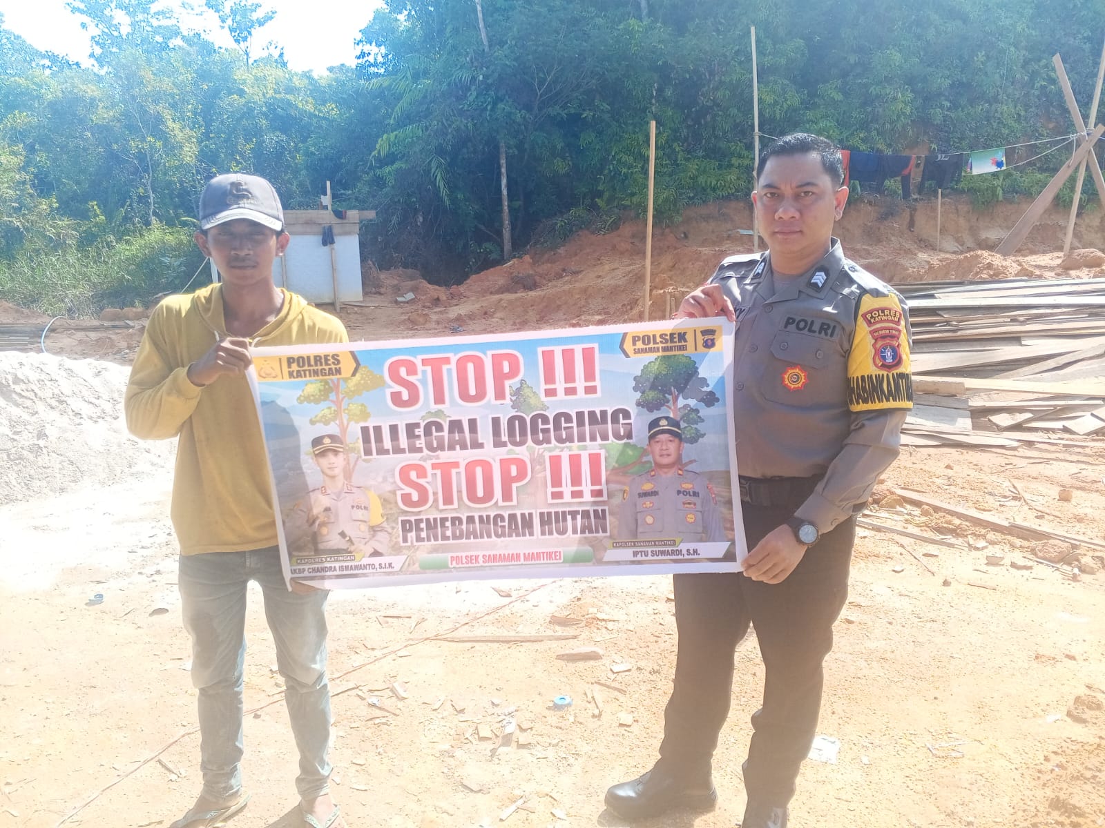 Bhabinkamtibmas laksanakan Sosialisasikan tentang larangan dan sangsi Pidana bagi pelaku Ilegal Logging kepada masyarakat di  Desa Binaan.