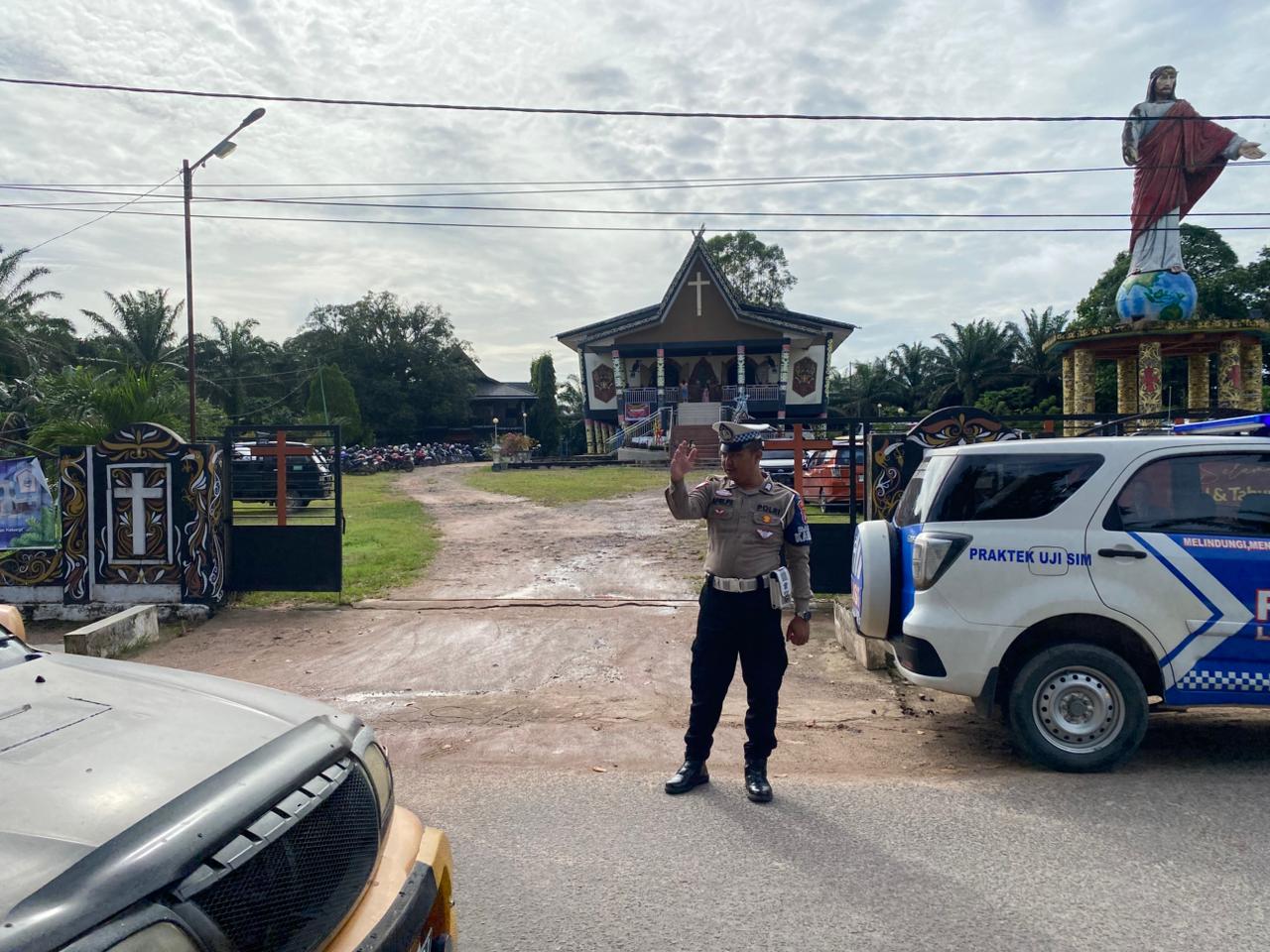 Sat Lantas Polres Lamandau Laksanakan Pengaturan Lalu Lintas di Gereja Saat Ibadah Hari Minggu