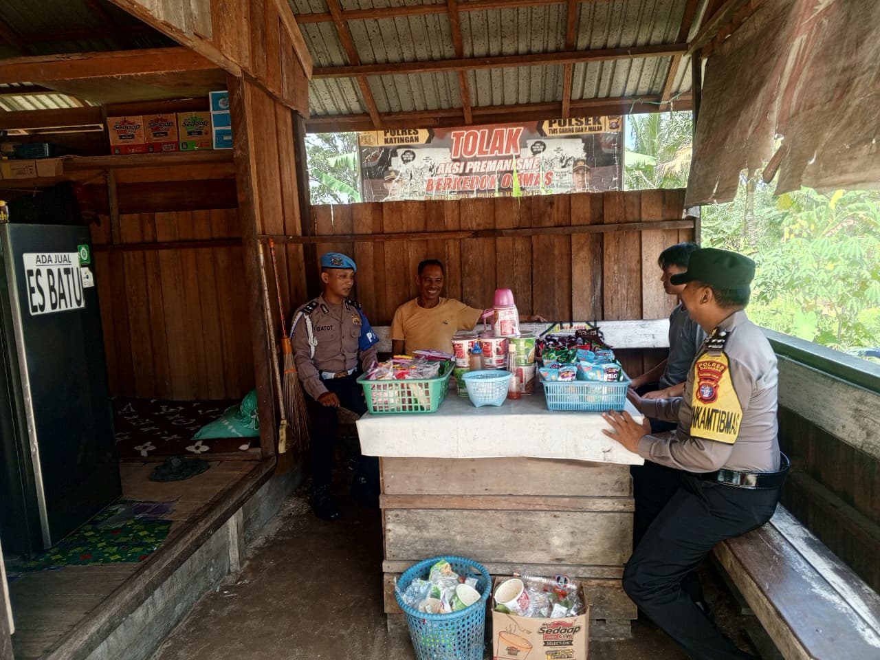 Patroli Dialogis, Polsek Tewang Sangalang Garing dan Pulau Malan Sampaikan Imbauan Kepada Warga. ‎