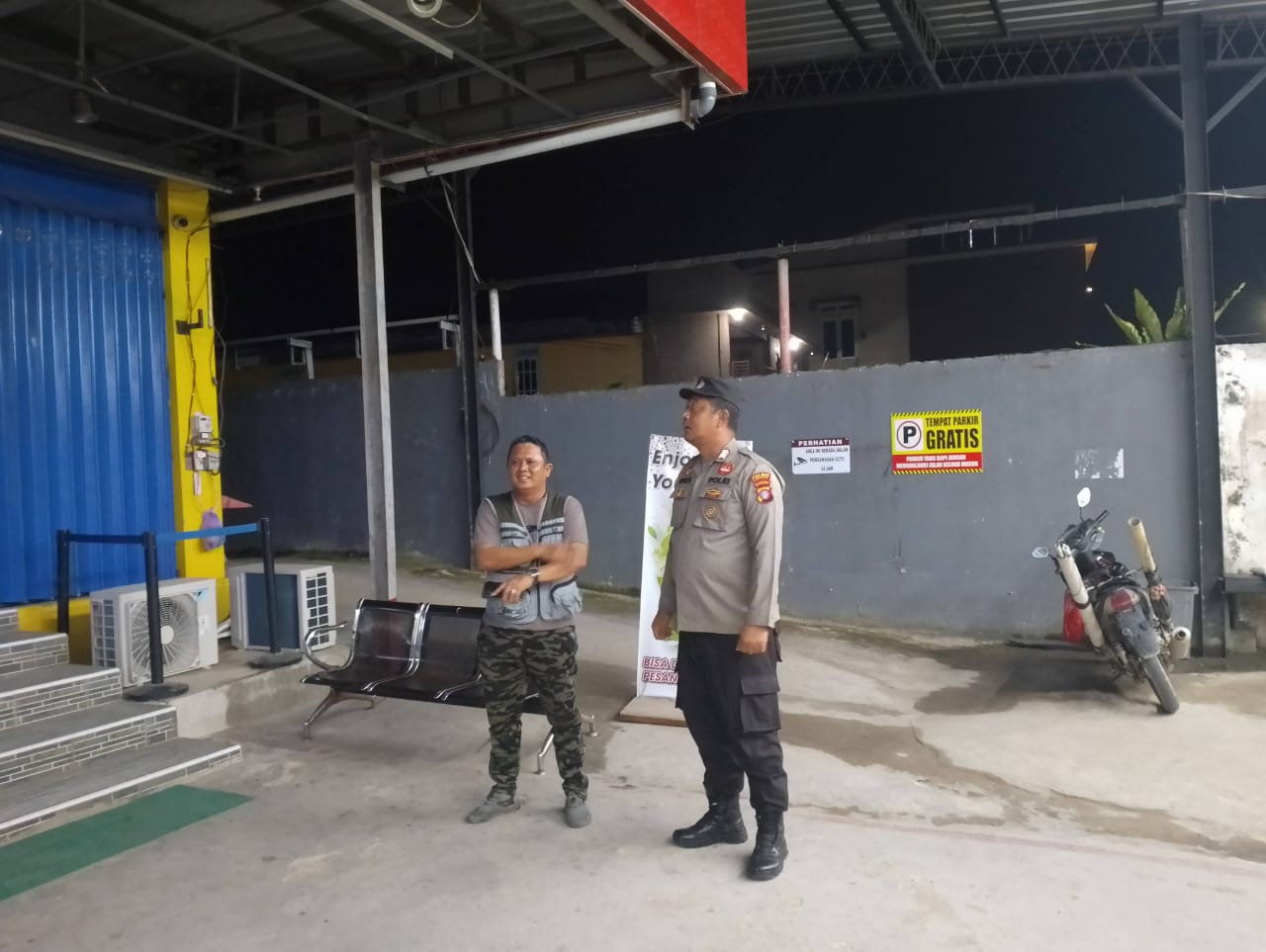 Piket Polsek Bulik Sosialisasikan Tentang Layanan Hotline 110 kepada Masyarakat