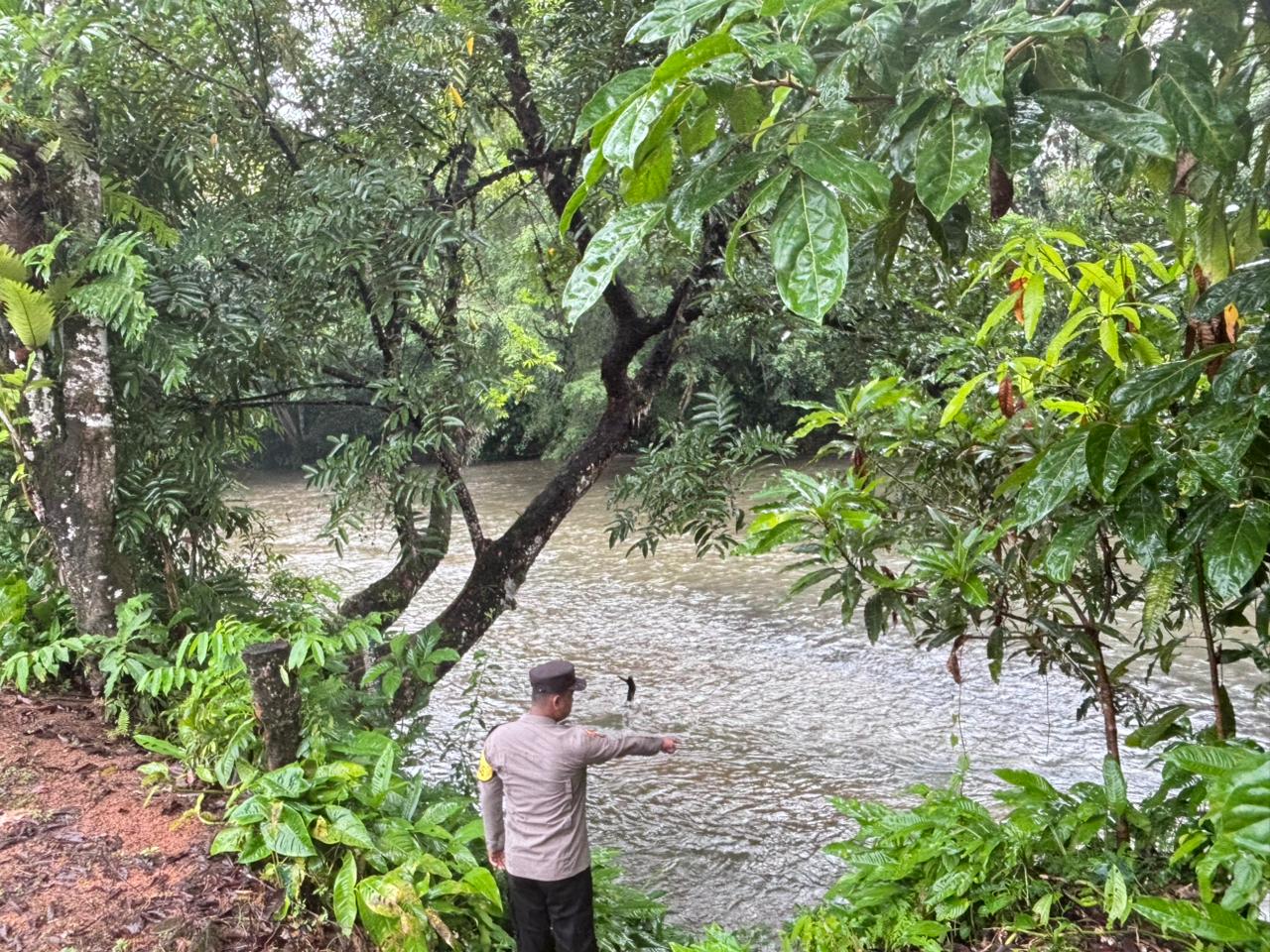 Piket Polsek Delang cek debit air DAS Delang
