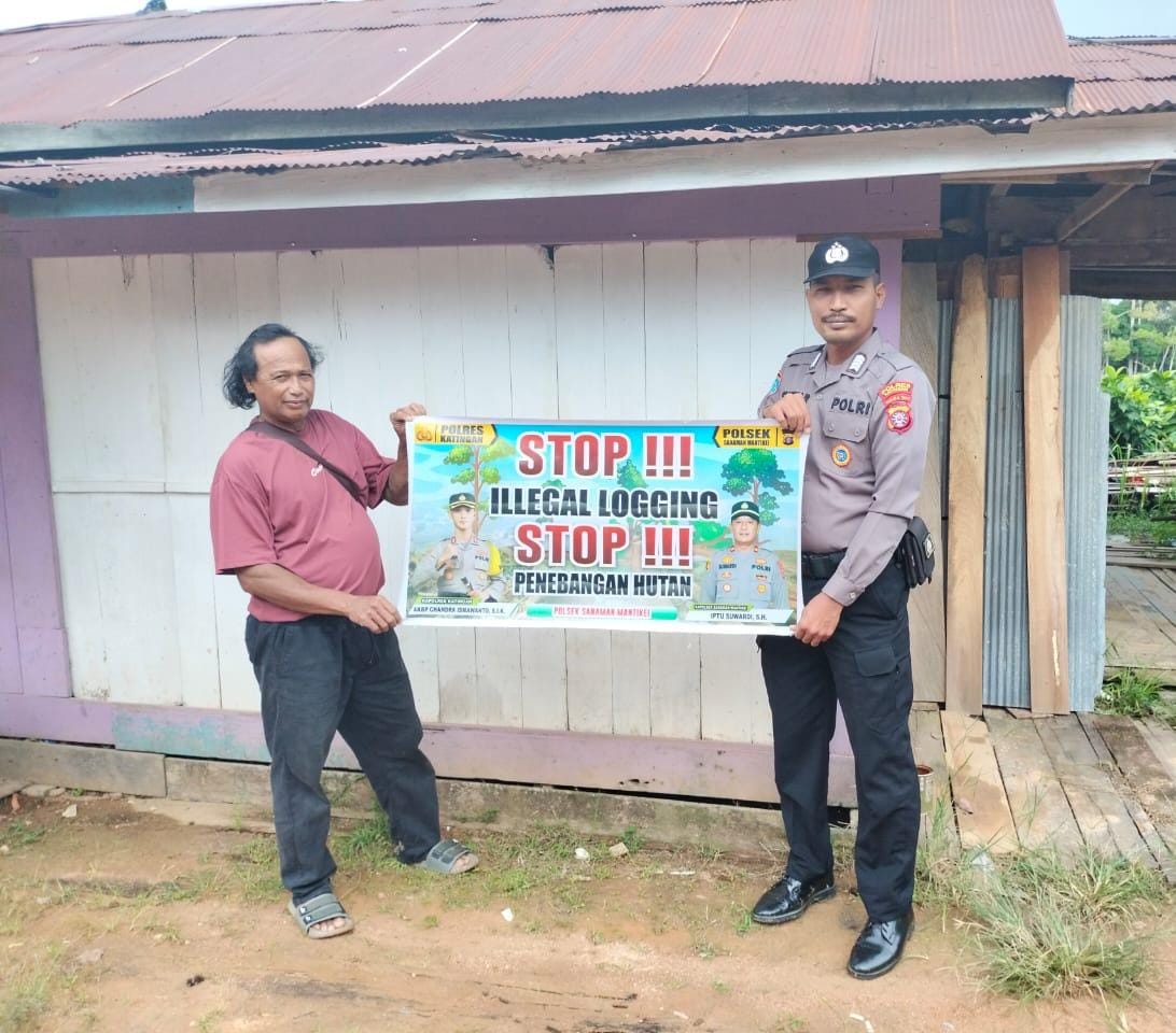 Bhabinkamtibmas laksanakan Sosialisasikan tentang larangan dan sangsi Pidana bagi pelaku Ilegal Logging kepada masyarakat di Desa Binaan.