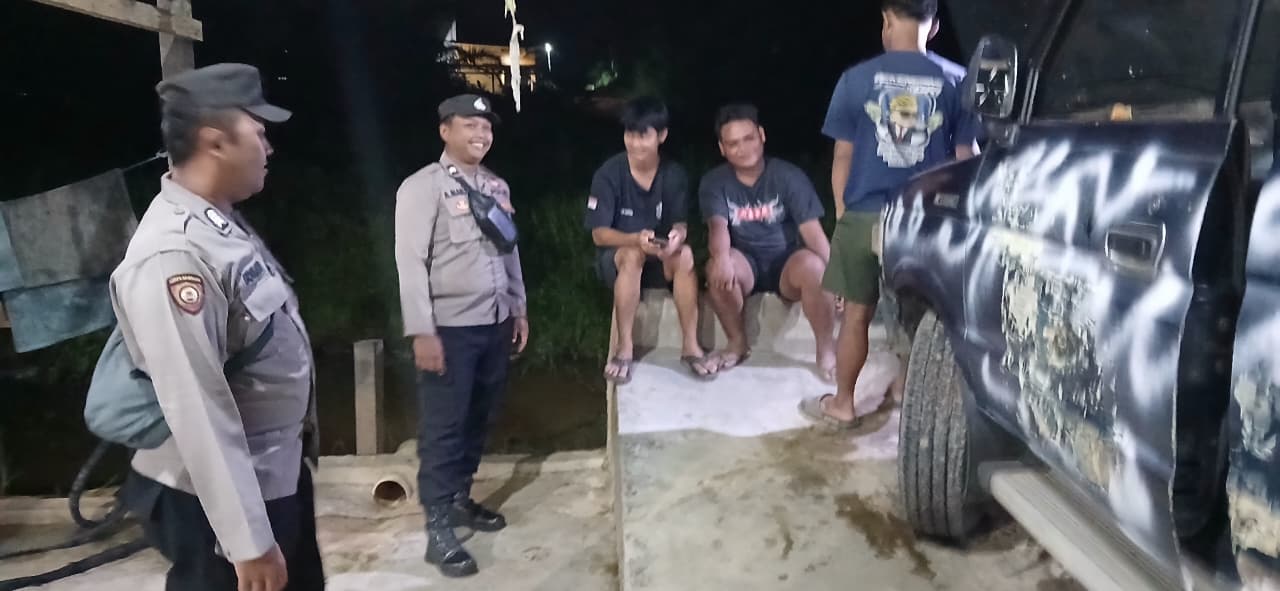 Personel Polsek Lamandau Sambangi Remaja yang Nongkrong, Berikan Sosialisasi Tentang Kenakalan Remaja