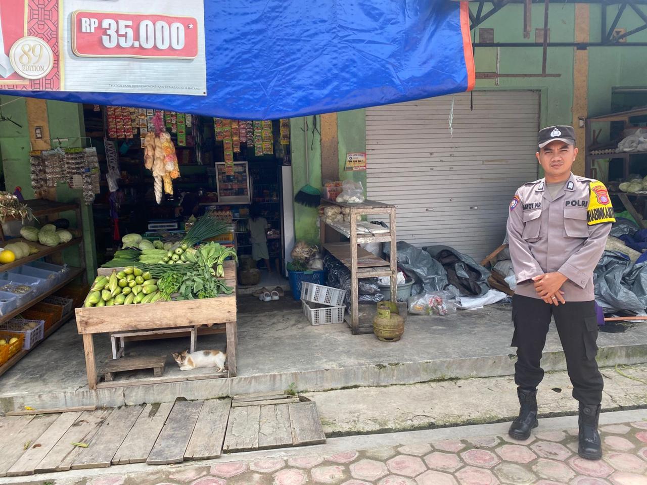 Piket Polsek Sambangi dan Silaturahmi Ke Pedagang
