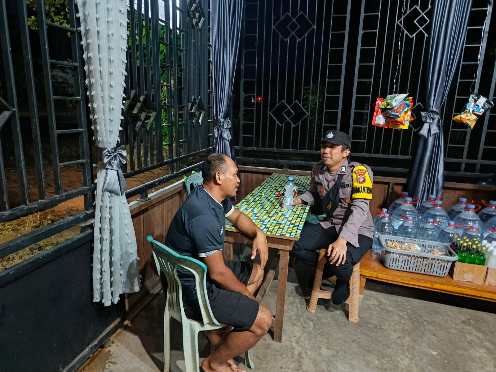 Piket Polsek Delang Silaturahmi Ke Masyarakat