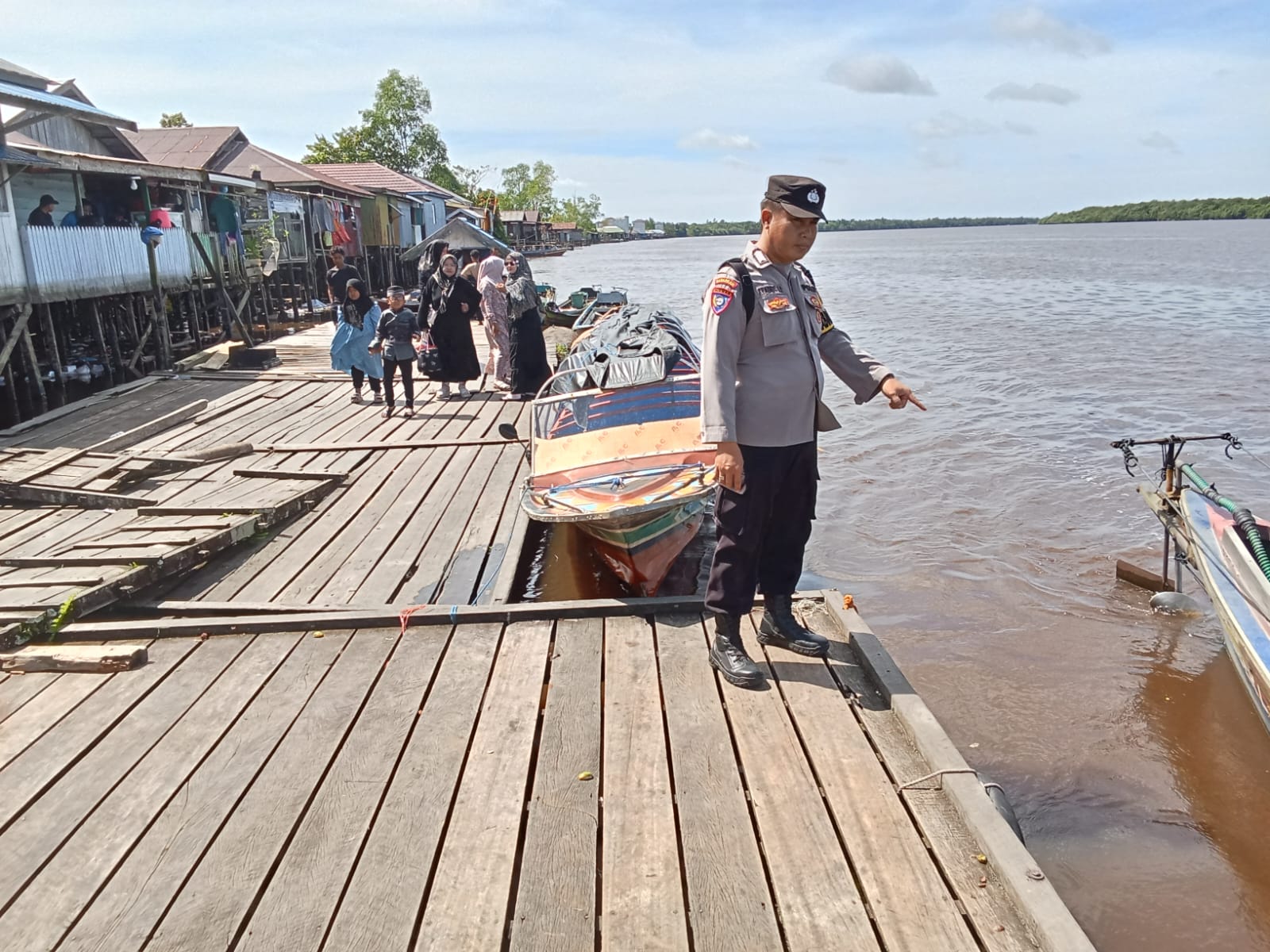 Patroli das Katingan Antisipasi Bencana Banjir, Personil Polsek Marikit Pantau Debit Air DAS Katingan.
