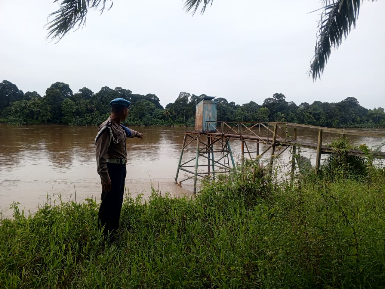 Deteksi Banjir, Polsek Tewang Sangalang Garing dan Pulau Malan Cek Ketinggian Debit Air