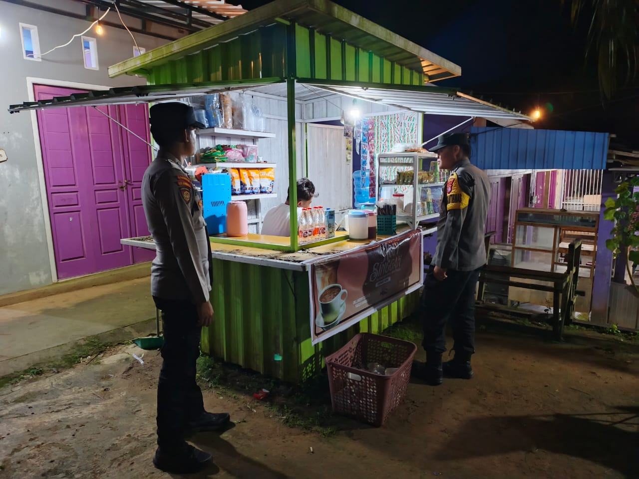 Piket Polsek lamandau melaksanakan Silaturahmi ke masyarakat