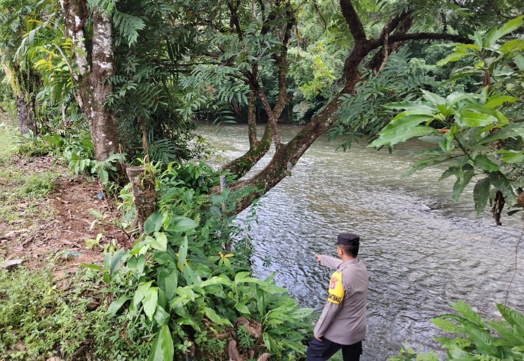 Piket Polsek Delang cek debit air DAS Delang