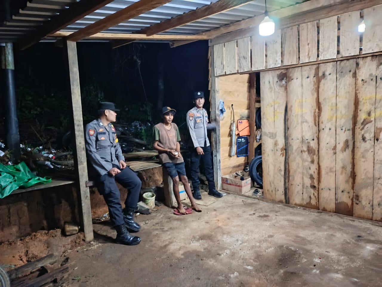 Personel Polsek lamandau melaksanakan sambang kerumah warga