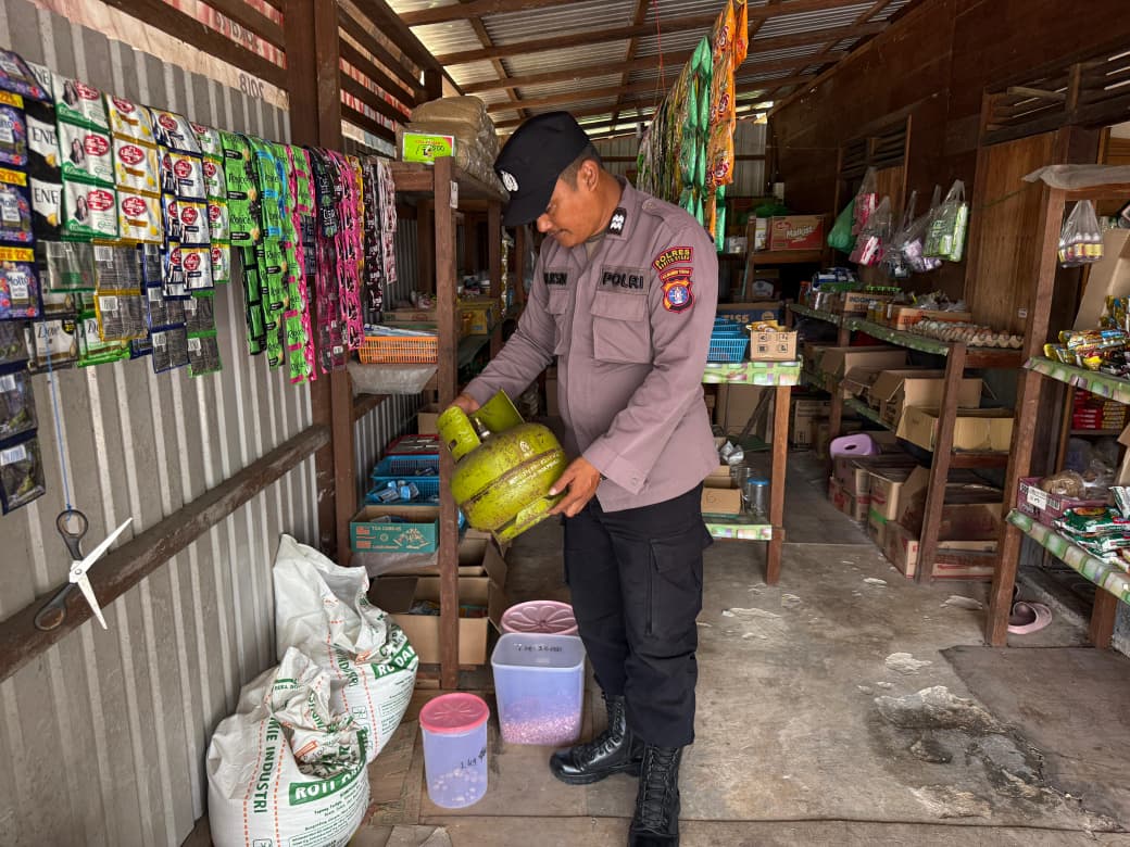 **Polsek Montallat Laksanakan Pengecekan Gas LPG Untuk Pantau Stok Dan Harga Di Pasaran**