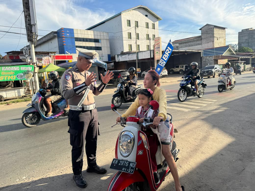 *Tidak Menggunakan Helm Saat Berkendara Personel Satlantas Berikan Teguran Humanis*.