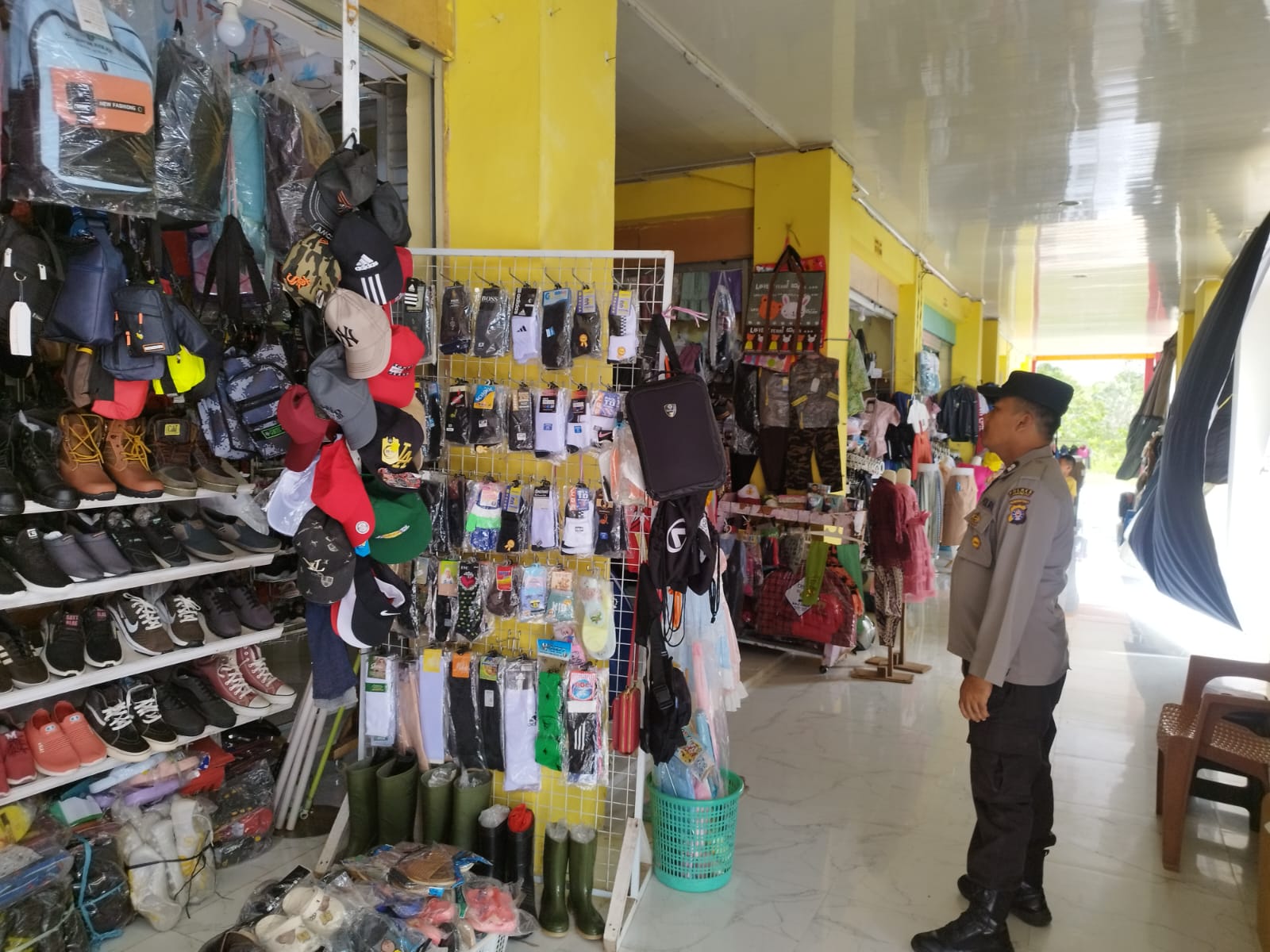 Piket Polsek laksanakan Patroli di Pasar di Wilkum Polsek Bulik