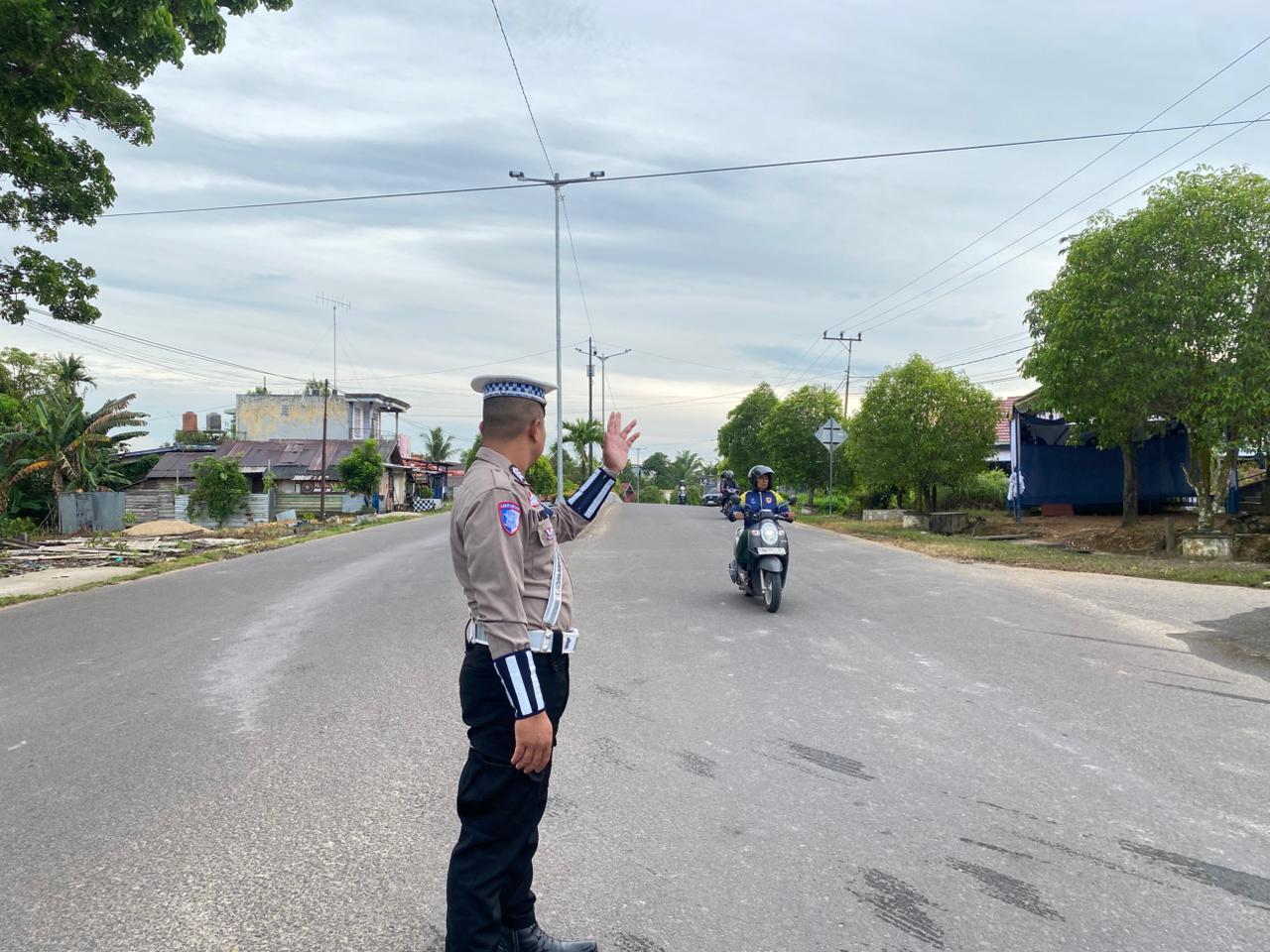 Satuan Lantas Polres lamandau Laksanakan Pengaturan Lalin Pada Pagi hari