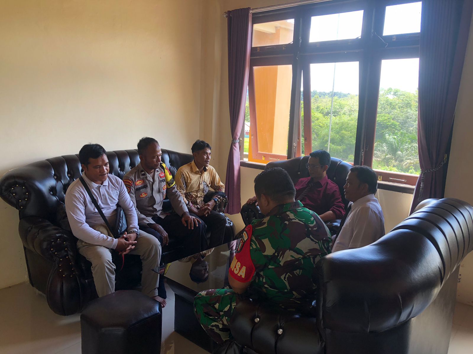 Personil Polsek delang Silaturahmi ke Kantor Desa