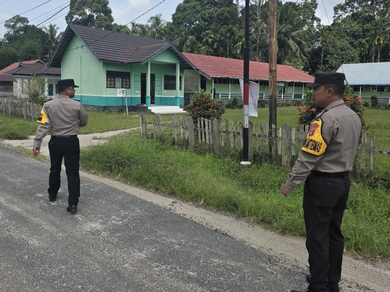 Dengan Patroli Dialogis, Polsek Tewang Sangalang Garing dan Pulau Malan Berikan Rasa Aman Kepada Masyarakat