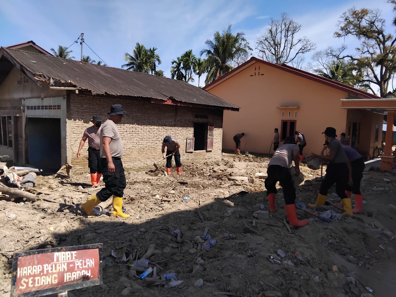 Brimob Hadir Dukung Pemulihan Rumah dan Aktivitas Ibadah Pascabencana Batang Toru