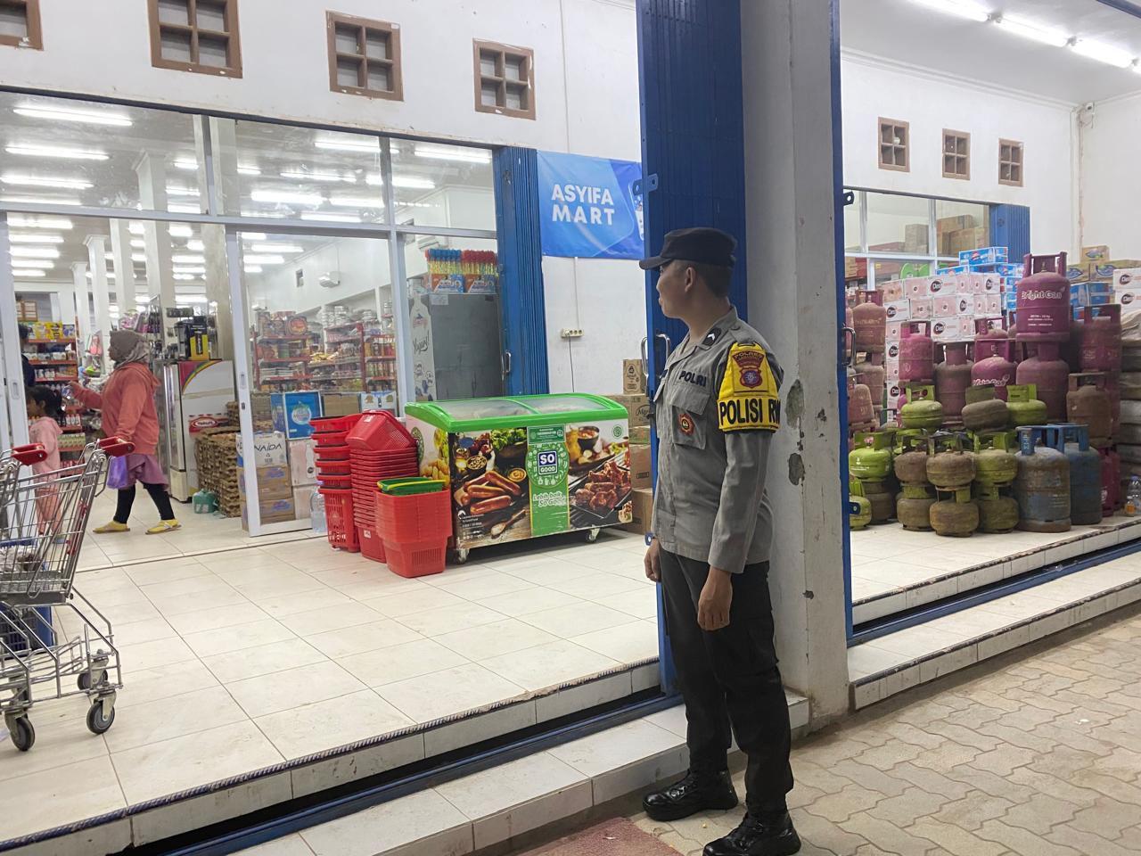 Piket Polsek Patroli kepertokoan diwilkum Polsek Sematu Jaya
