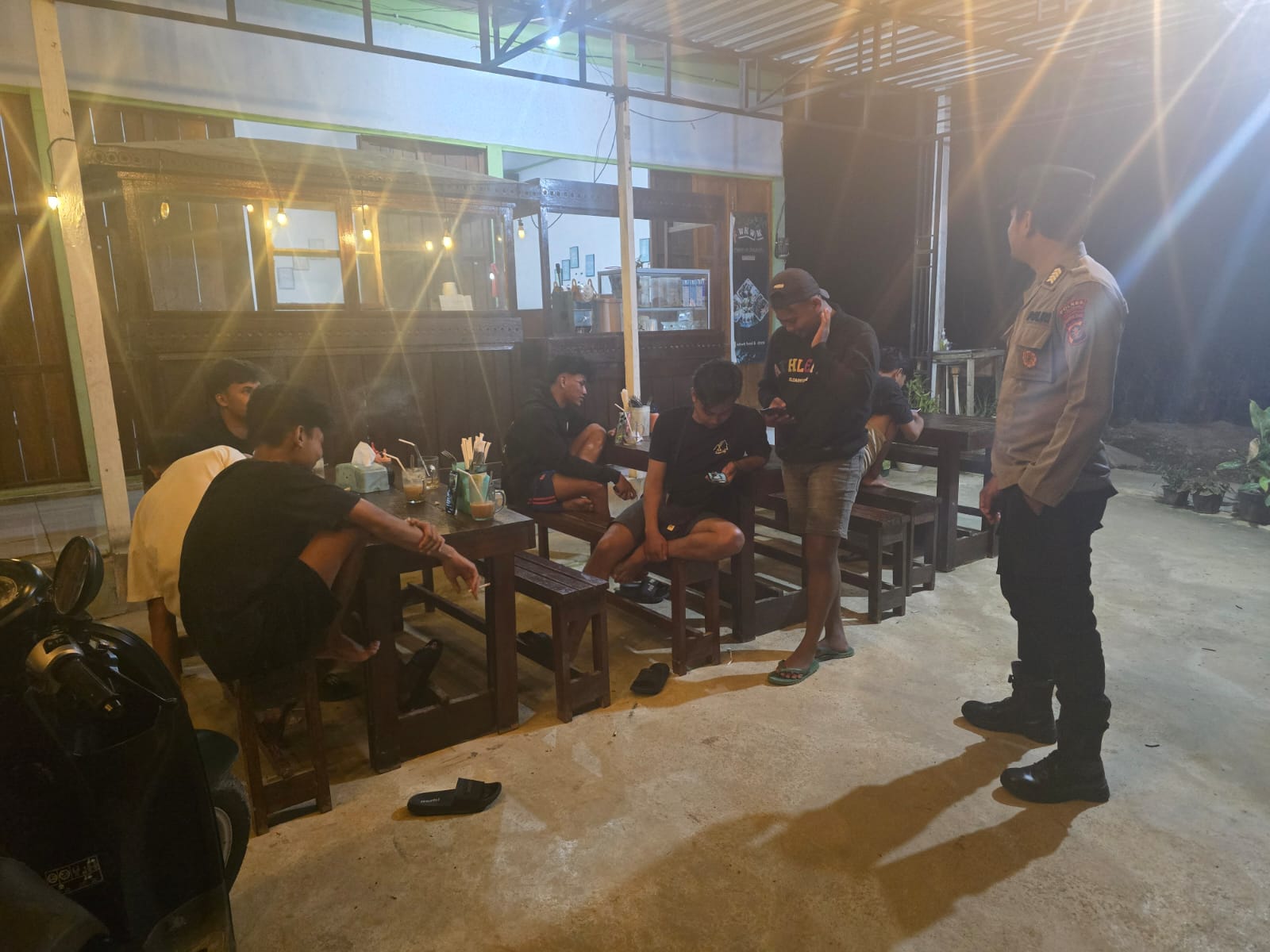 Personel Polsek Lamandau Sambangi Remaja yang Nongkrong, Berikan Sosialisasi Tentang Kenakalan Remaja