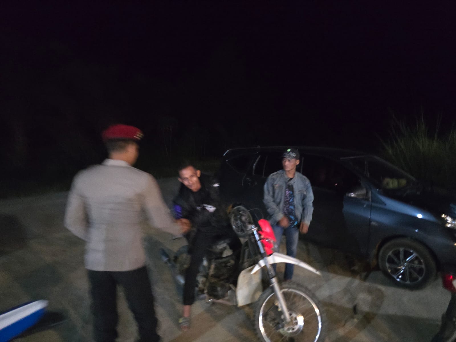 Piket Polsek Lamandau Sambangi Warga, Imbau Pengendara Lebih Berhati-hati di Jalan