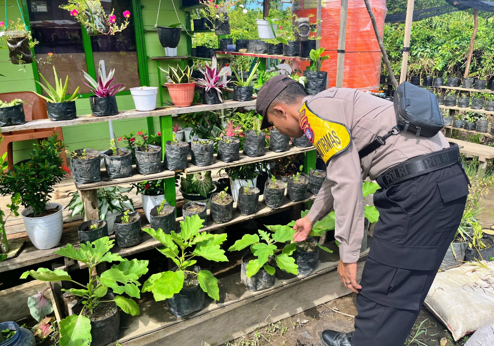 Personil Polsek Katingan Kuala Rutin Melakukan Pengecekan Lokasi Pemanfaatan Lahan Pekarangan Warga