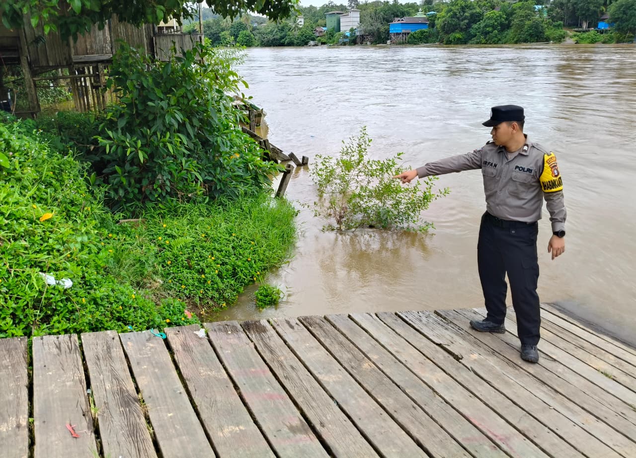 Piket Polsek Marikit Monitoring Debit air Das Katingan.