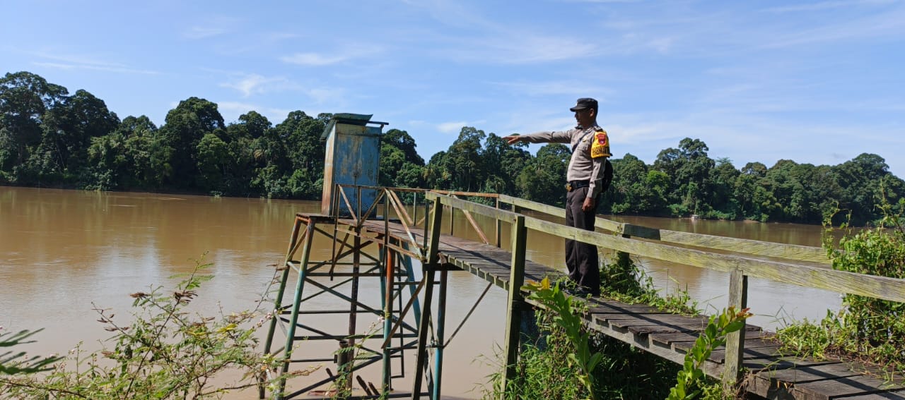 Deteksi Banjir, Polsek Tewang Sangalang Garing dan Pulau Malan Cek Ketinggian Debit Air