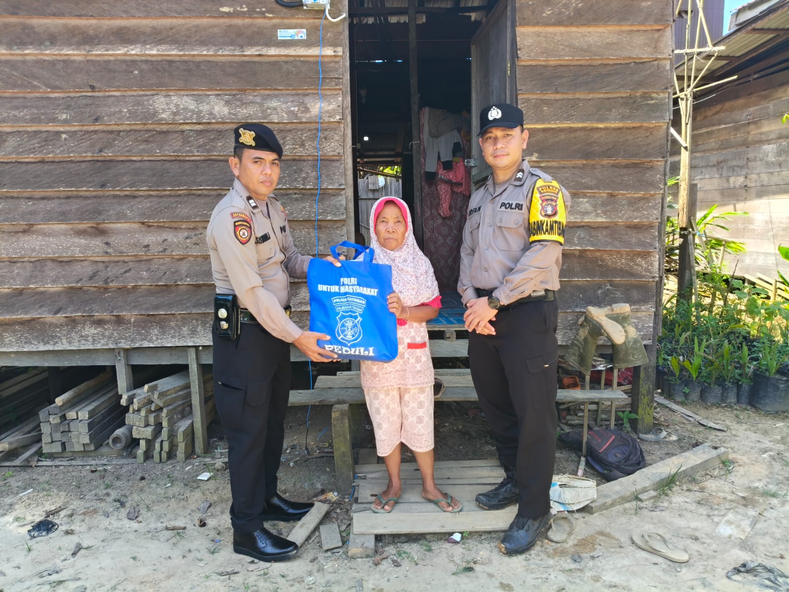 Program BAJAKAH “Berbagi Jumat Berkah”, *Inovasi Polsek Marikit Sambangi Warga Berikan Beberapa Paket Sembako Kepada Masyarakat yang Membutuhkan*
