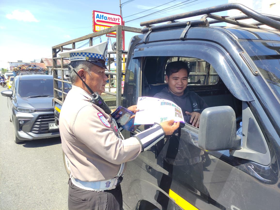Pembagian Brosur Keselamatan Berlalu Lintas Kepada masyarakat.