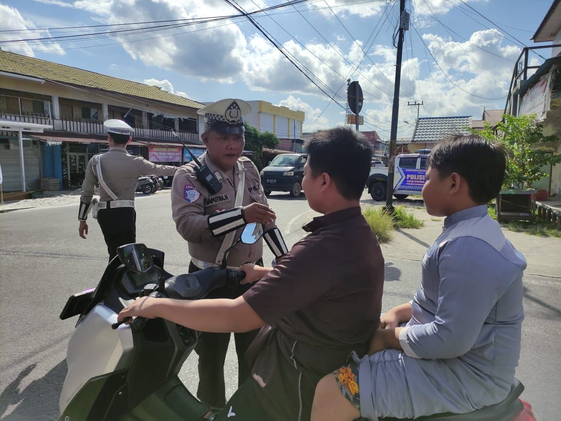 Berkendara Personel Satlantas Berikan Teguran Humanis*.