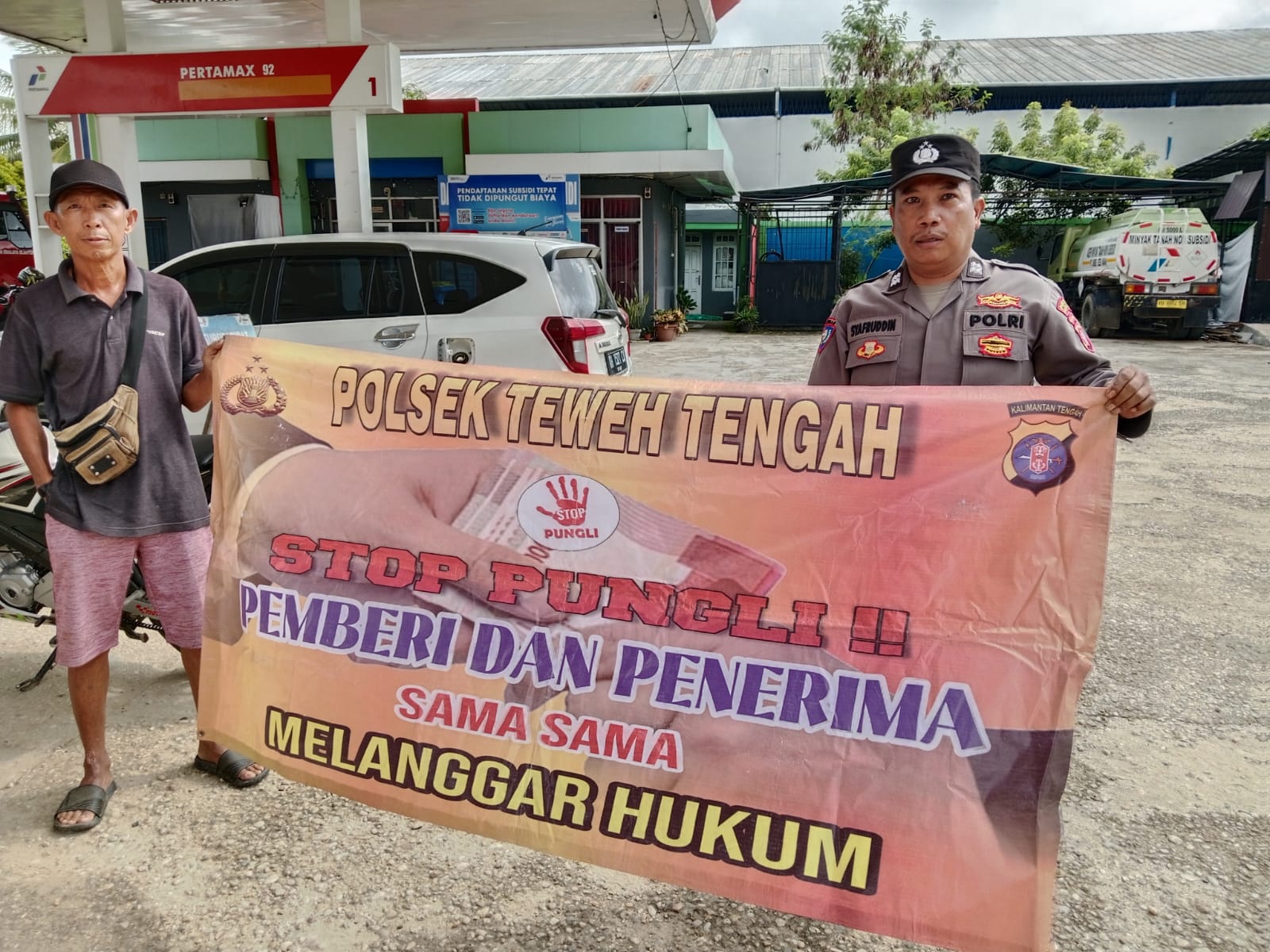 Sosialisasikan Stop Pungli Kepada Masyarakat, Polsek Teweh Tengah Berikan Himbauan Secara Humanis