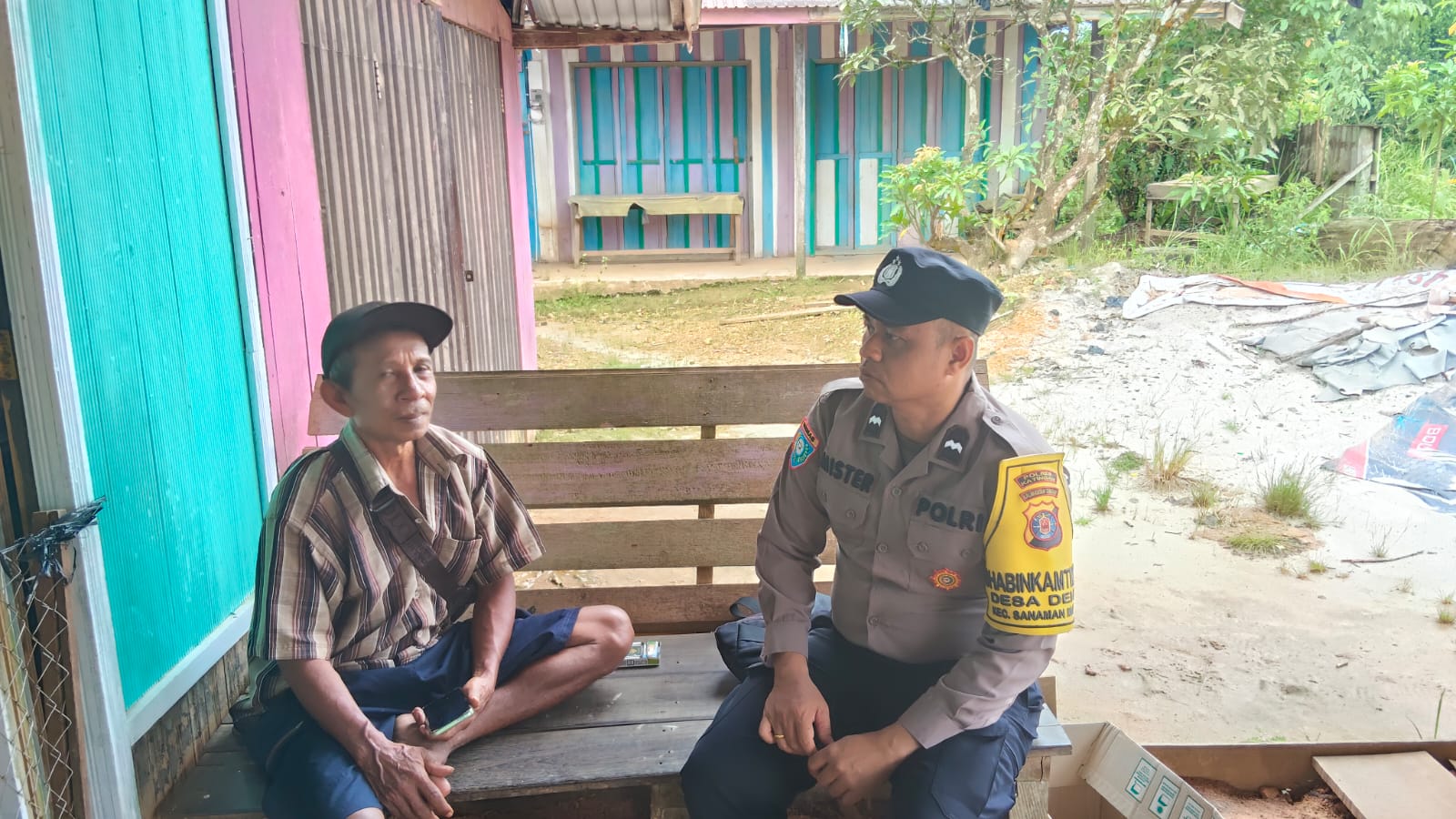 Bhabinkamtibmas laksanakan Sosialisasikan tentang larangan dan sangsi Pidana bagi pelaku Ileggal Logging kepada masyarakat di  Desa Binaan.