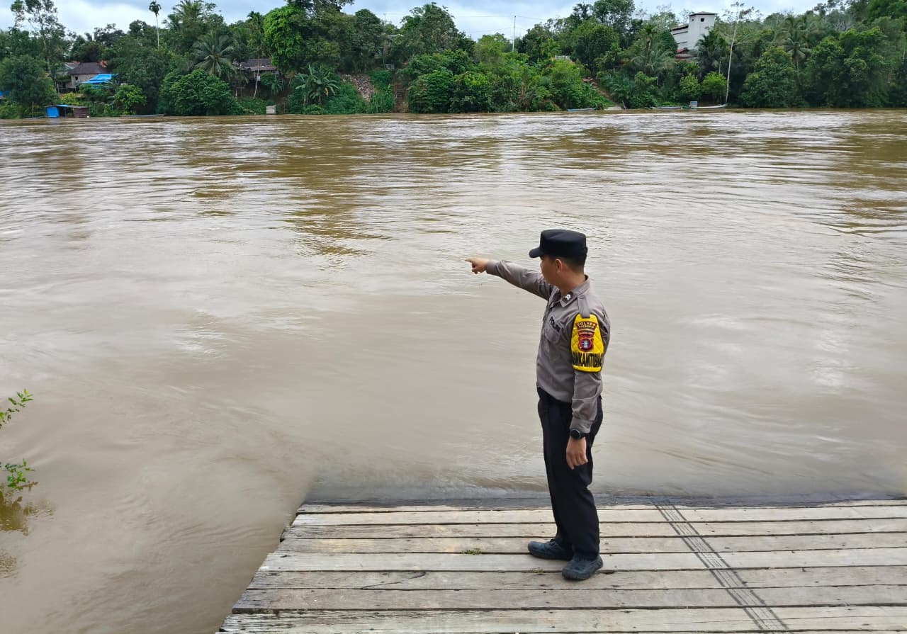 Piket Polsek Marikit Monitoring Debit air Das Katingan.