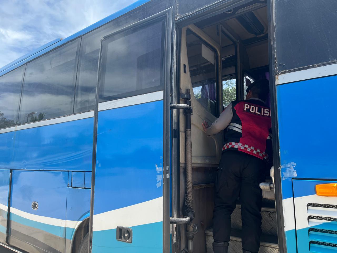 Piket Sat Samapta Polres Lamandau Patroli dan Sambangi Terminal Bus Damri untuk Jaga Kamtibmas Kondusif