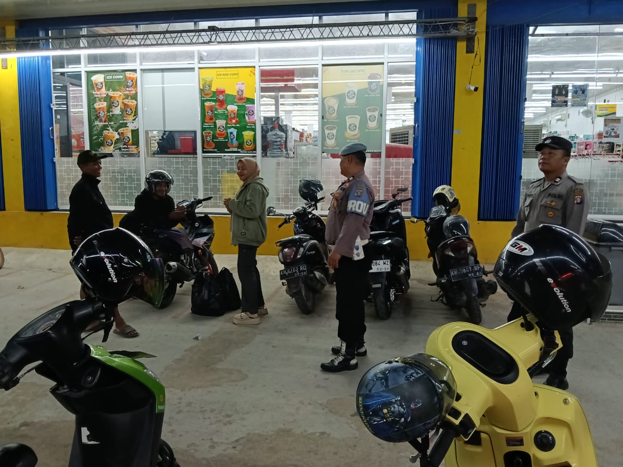 Piket Polsek Bulik Sambangi Warga, Imbau Pengendara Lebih Berhati-hati di Jalan