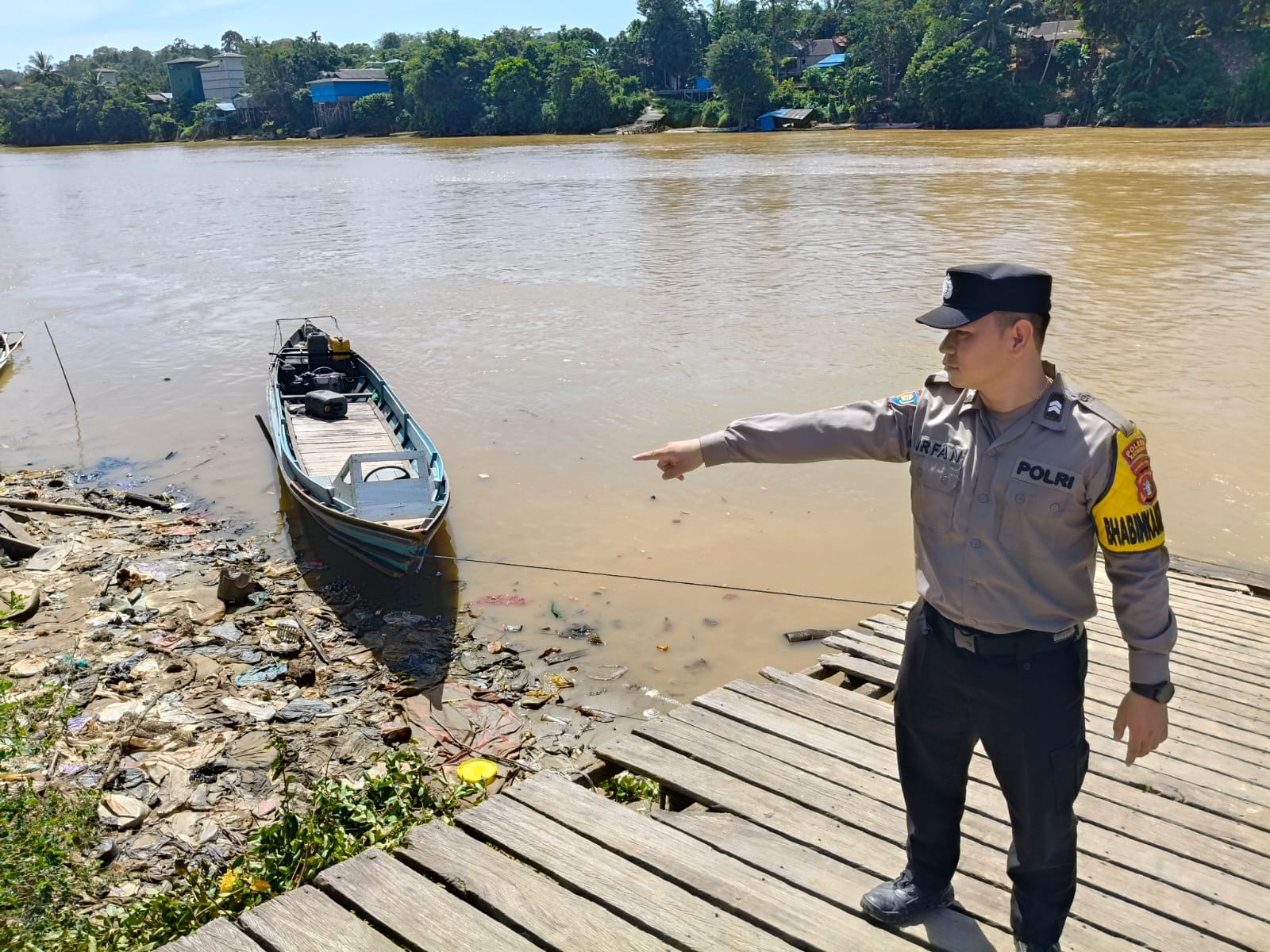 Antisipasi Bencana Banjir, Personil Polsek Marikit Pantau Debit Air DAS Katingan.