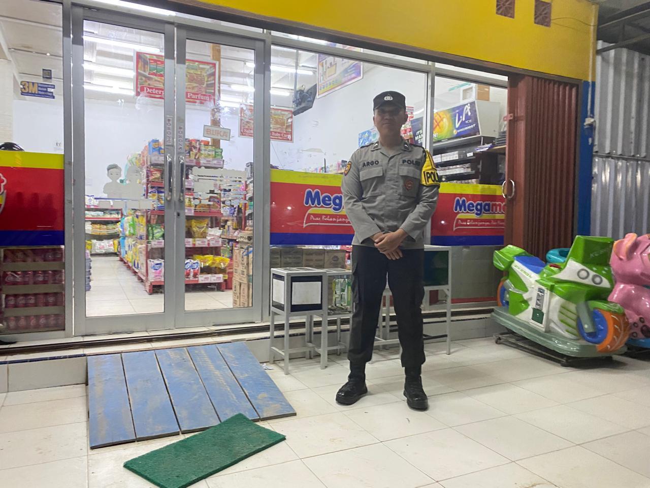 Piket Polsek Patroli kepertokoan diwilkum Polsek Sematu Jaya