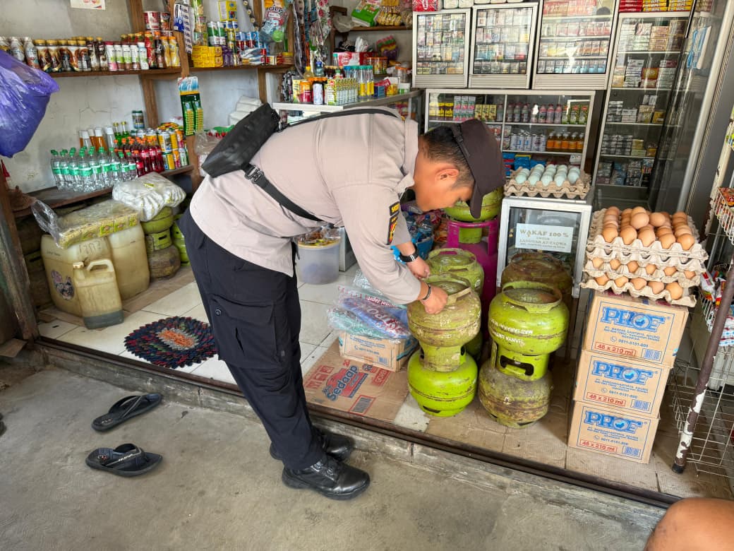 **Polsek Montallat Laksanakan Pengecekan Gas LPG Untuk Pantau Stok Dan Harga Di Pasaran**