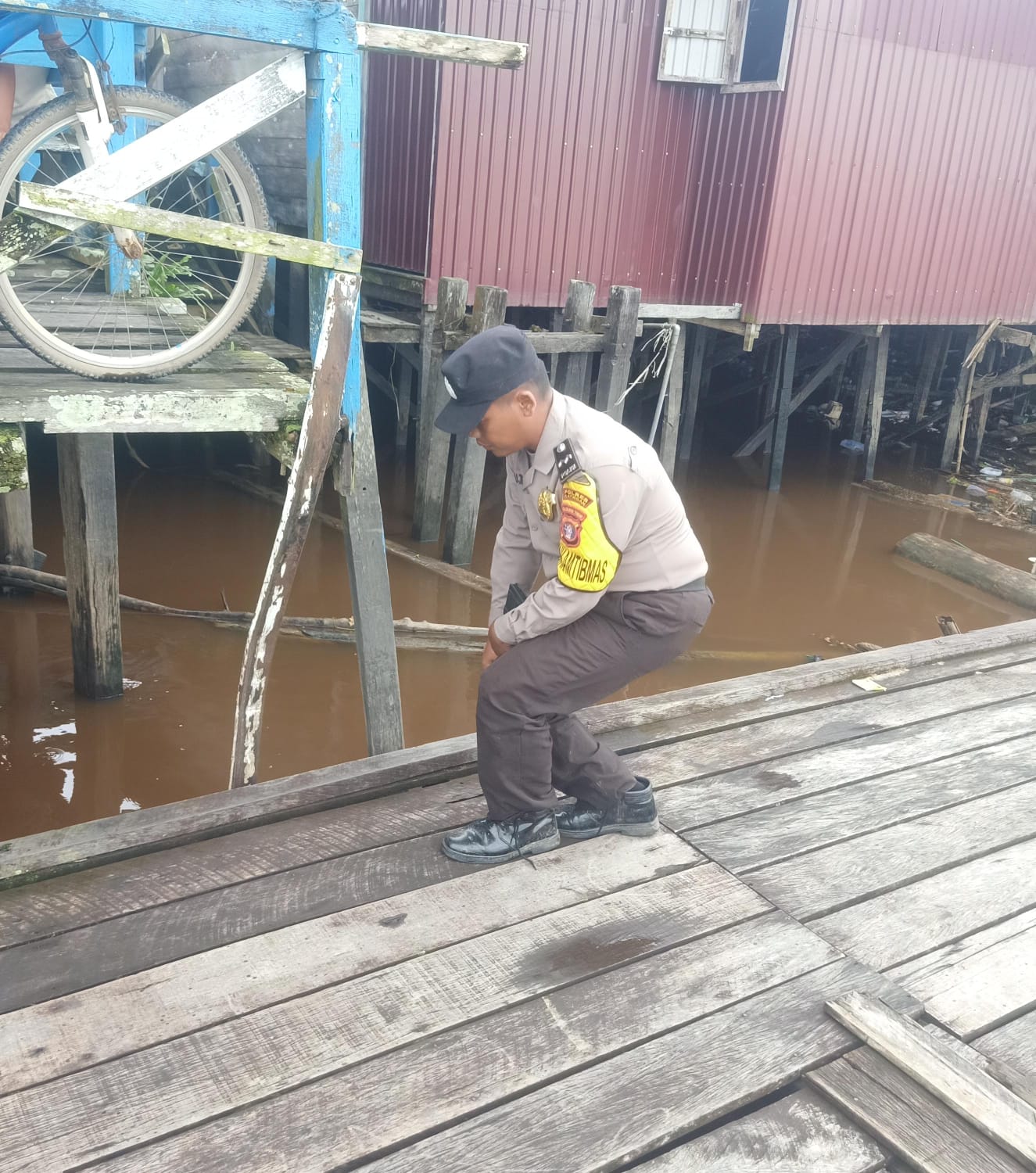 Deteksi Banjir, Polsek Tewang Sangalang Garing dan Pulau Malan Cek Ketinggian Debit Air
