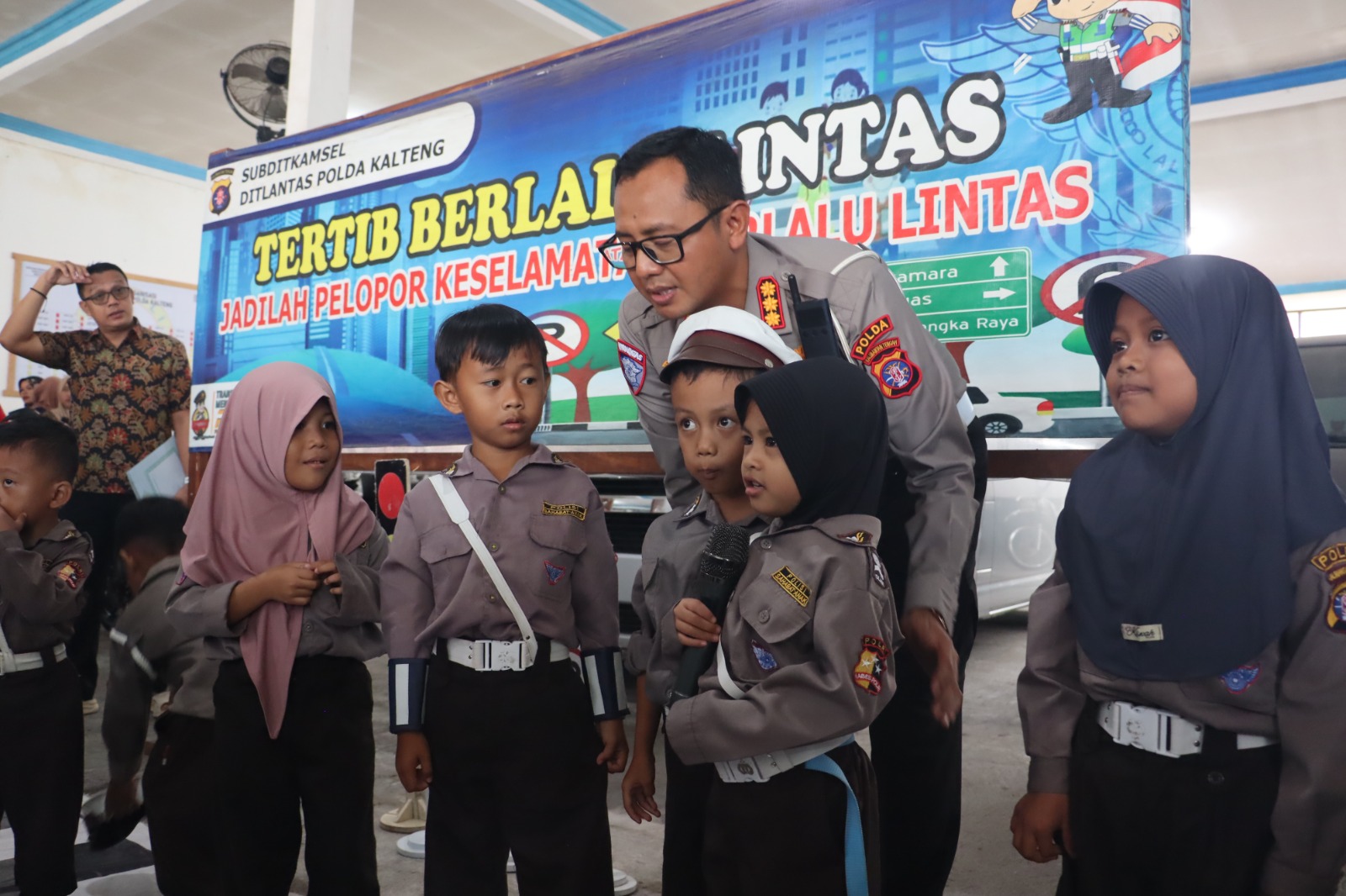 *Tanamkan Tertib lalu lintas sejak dini, Ditlantas Polda Kalteng Berikan Dikmas Lantas Kepada TK Yasalmuna Palangka Raya*