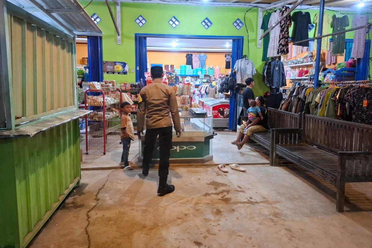 Piket Polsek Lamandau Silaturahmi Ke Pedagang