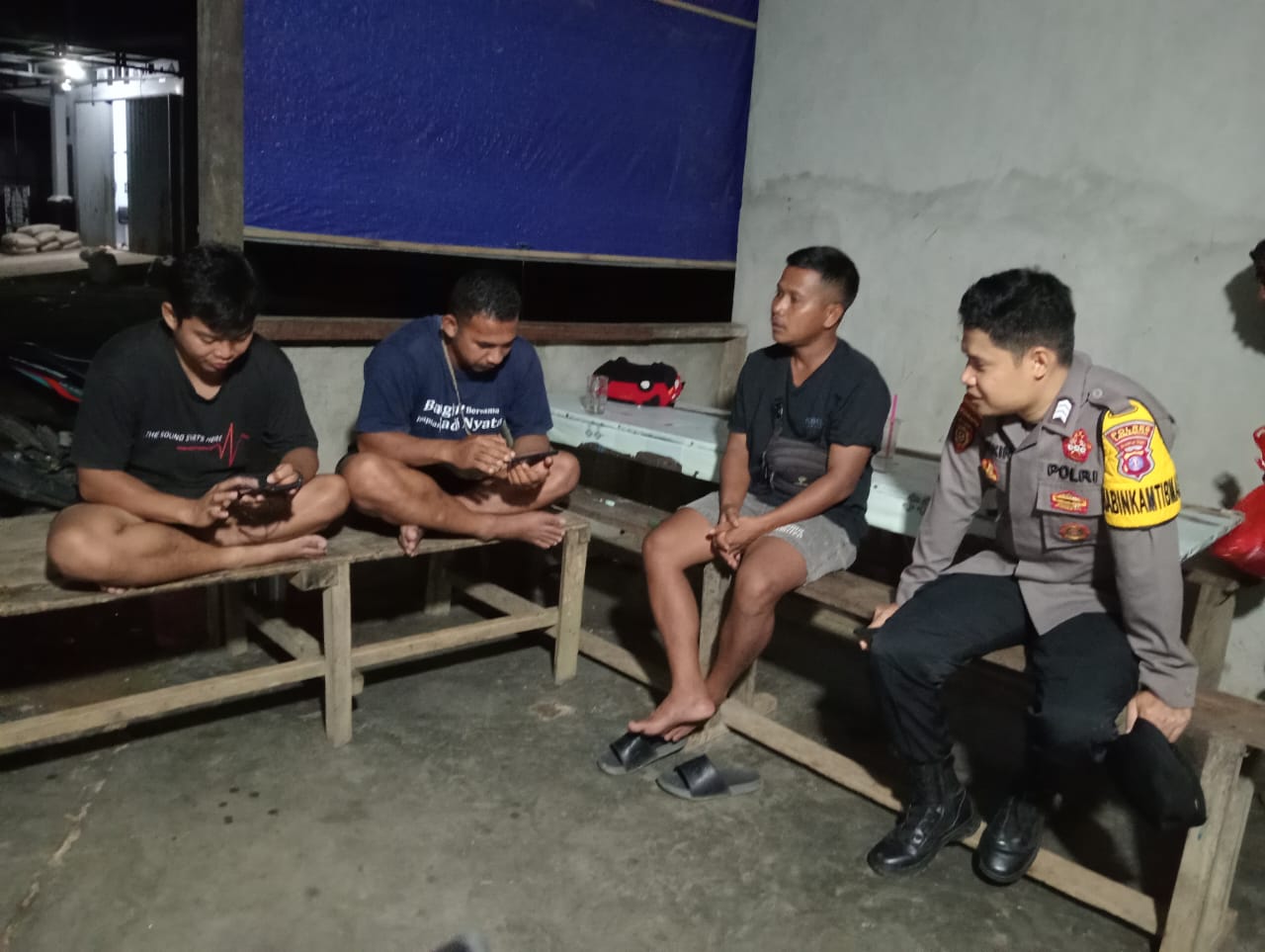 Piket Polsek Delang melaksanakan Silaturahmi ke warga masyarakat