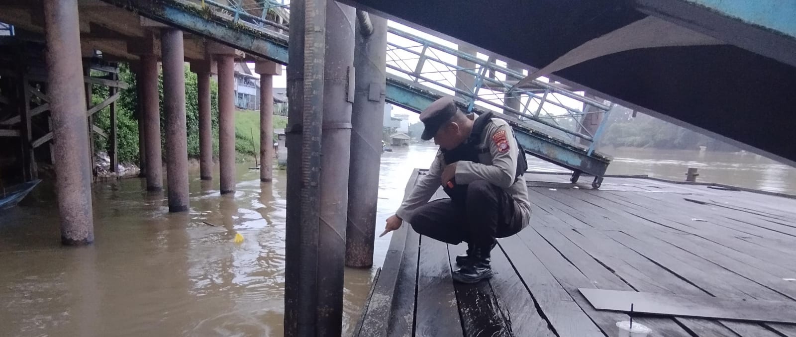 Piket Polsek Bulik Cek debit air di Kelurahan Nanga Bulik